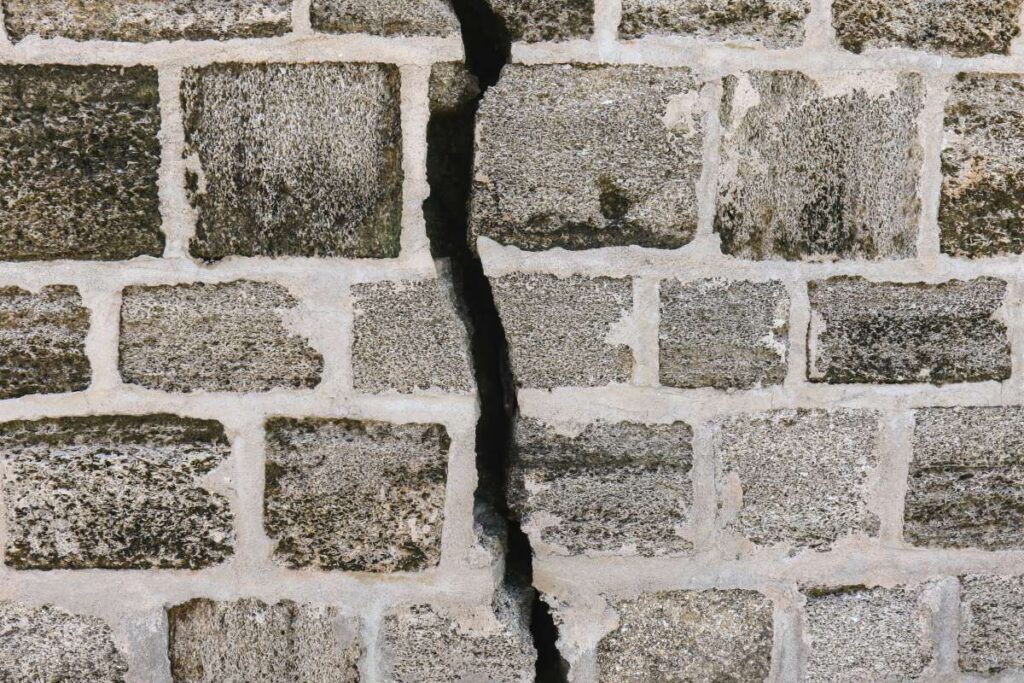 how much does it cost to fix a cracked foundation